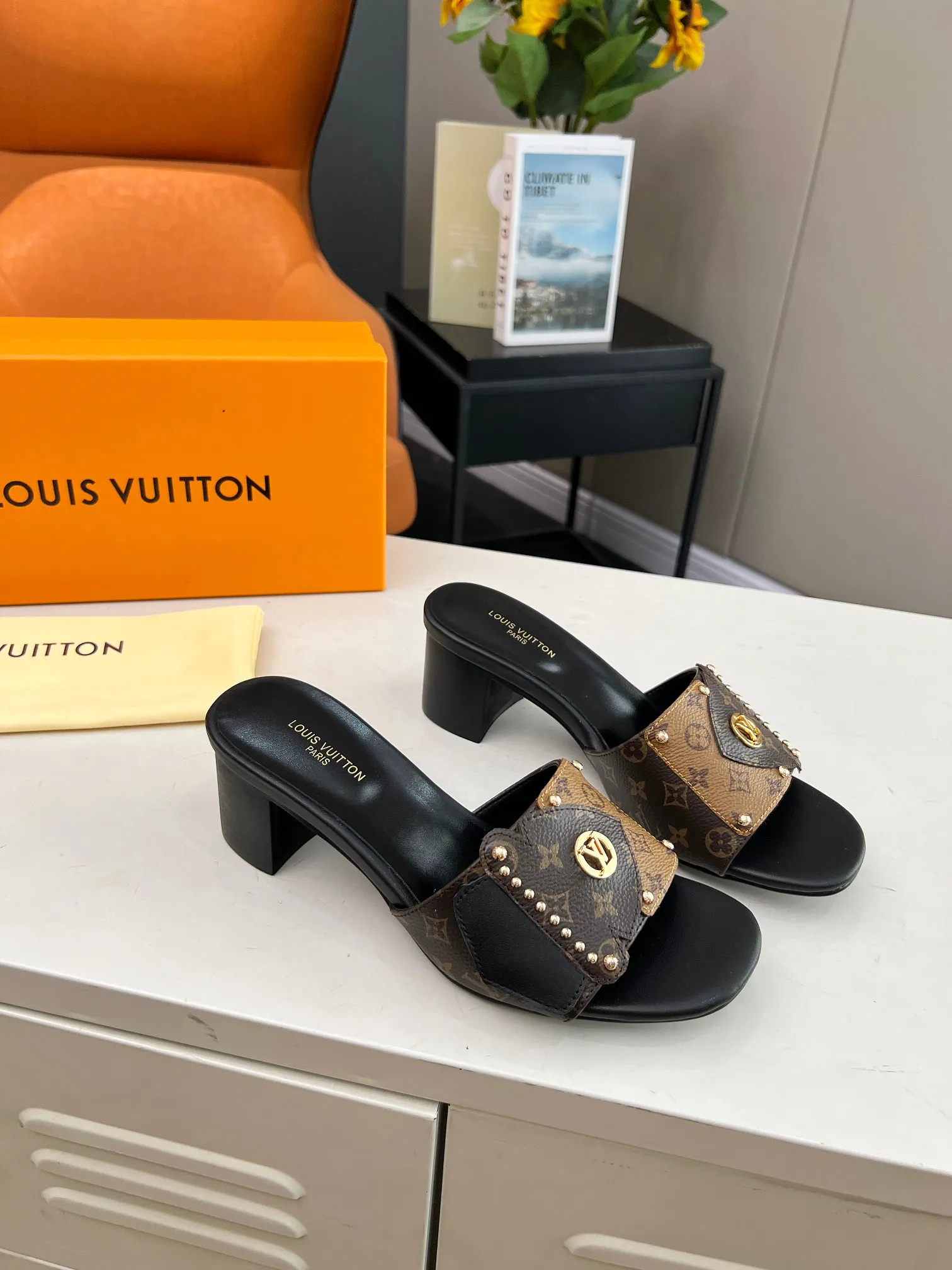 💕💕Factory direct selling price p400💕💕 Vuitton Louis Vuitton's latest 2024 spring and summer style. This LV Frame flat sandal is combined with Monogram and Monogram Reverse canvas, showing a fashionable and comfortable style. The wide front strap is embellished with studs and the LV Circle logo, echoing the opening and closing design of the Camera Box bag, and a durable leather outsole completes the look. Bringing a different visual feast to the hot summer Color: Brown White Size: 35 to 40 (4142 43 44 can be customized, non-returnable and non-exchangeable) (Genuine leather bottom can be customized +40) (Genuine leather bottom can be customized +30)